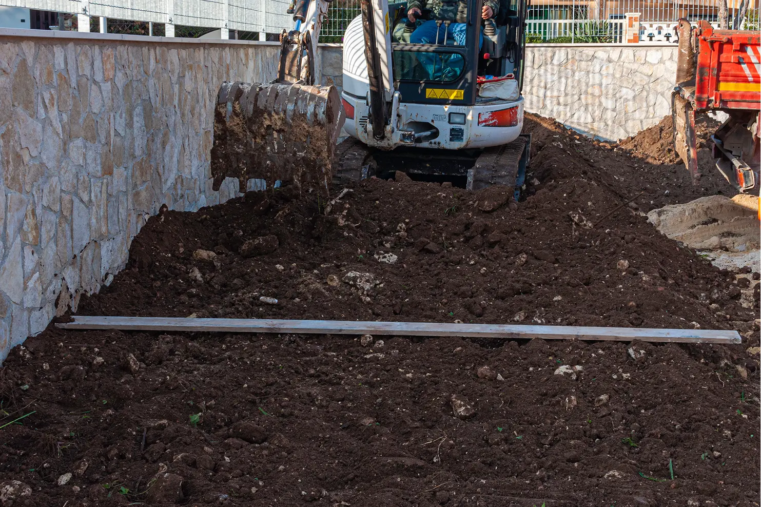 chantier-amenagement-exterieur-agesibat-tp pelle en train de creuser