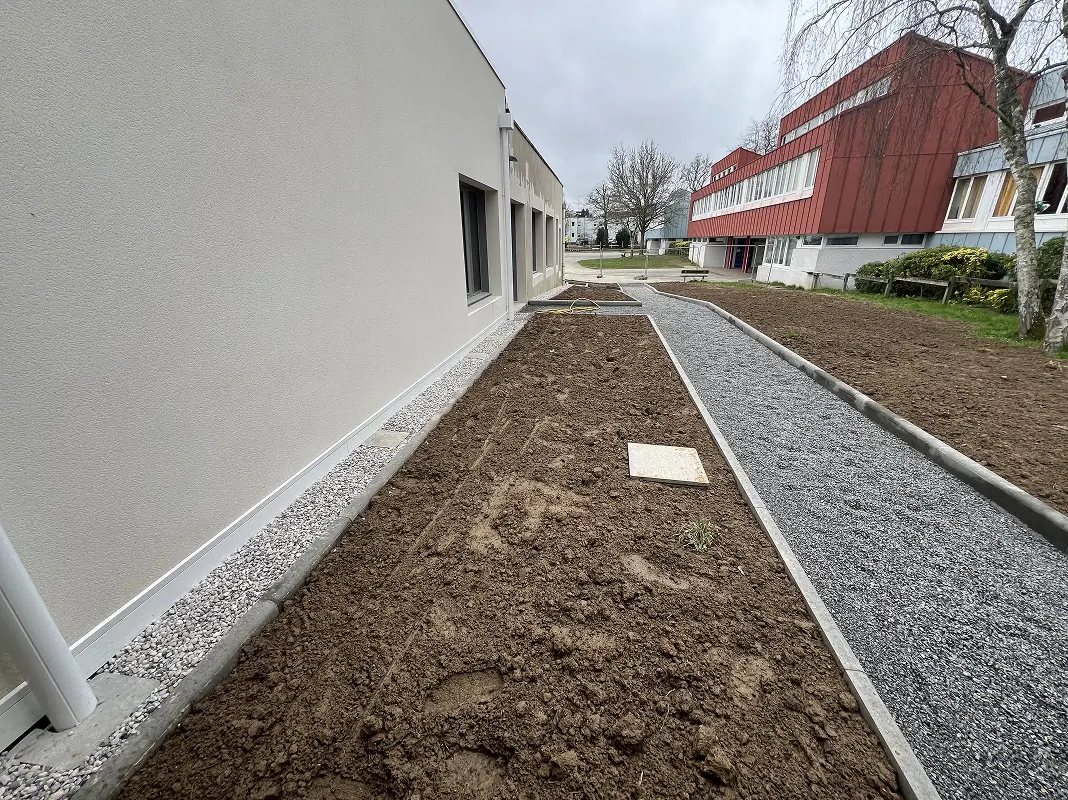 chantier-amenagement-exterieur-agesibat chantier d'aménagement extérieur avec gravier