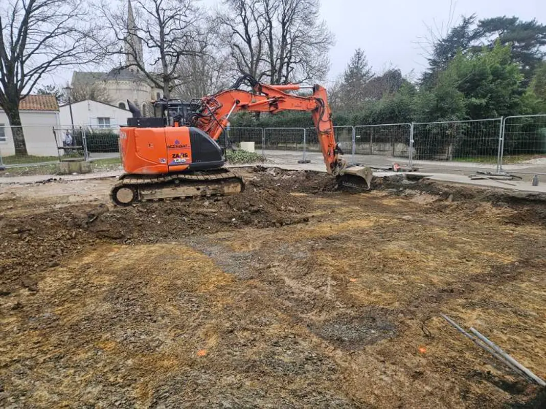 terrassement-voie-public Pelle aplanissement terrain pour terrassement.